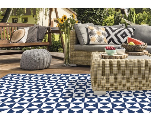 Terrassenszene mit Outdoor Teppich mit Dreiecksmuster, Rattansitzgruppe und Holzschaukel