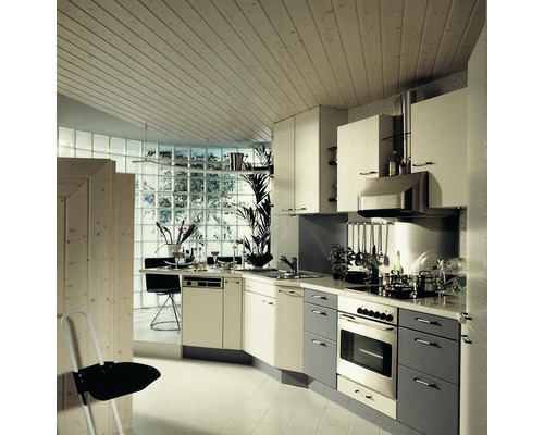 Helle Küche mit Ober- und Unterschränken, Dunstabzugshaube und Essbereich