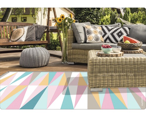 Szene einer Terrasse mit Gartenmöbeln und einem geometrischen Teppich