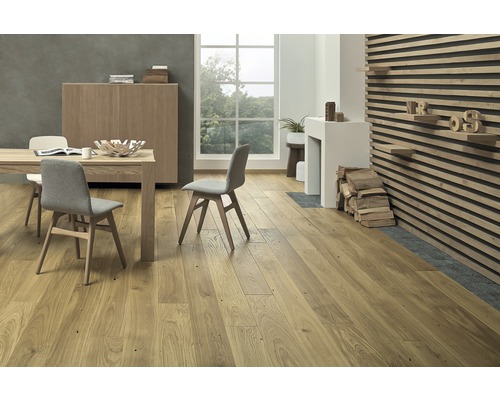 Heller Wohnraum mit Holzboden, Esstisch und Holzwand