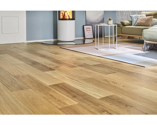 Heller Parkettboden im Wohnraum mit Kaminofen und Sofa