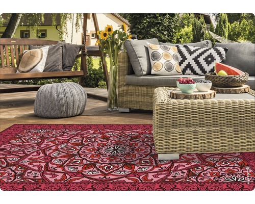 Terrasse mit Outdoor Teppich, Korbmöbeln und Gartenschaukel