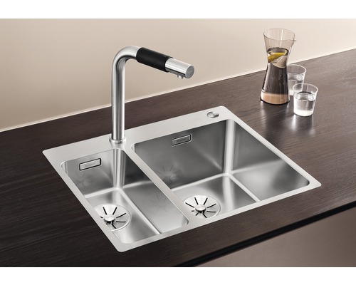 Évier avec deux cuves et robinet sur un plan de travail