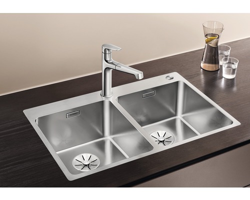 Spüle aus Edelstahl mit zwei Becken und Armatur