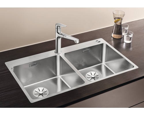 Spüle aus Edelstahl mit zwei Becken und Armatur auf einer Arbeitsplatte