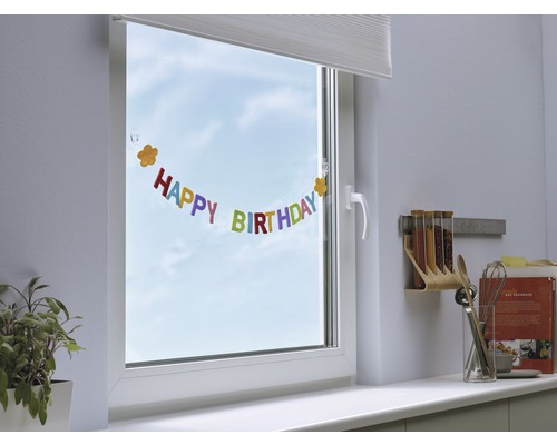 Weißes Fenster mit Geburtstagsgirlande und Küchendekoration