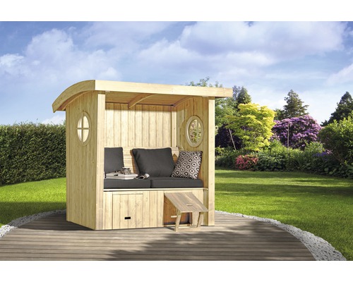 Gartenhaus mit Sitzbank, Kissen und Tisch auf einer Holzterrasse