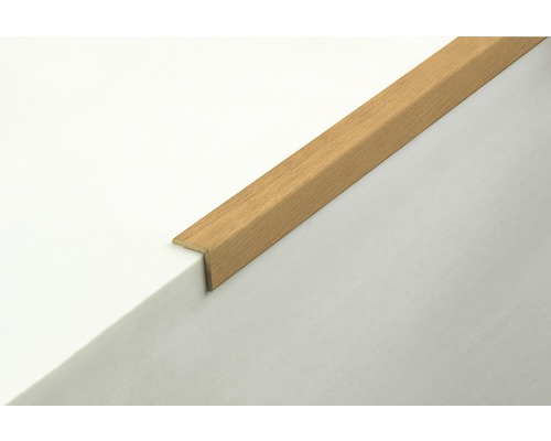 Profil d''arête d''escalier en bois sur l''escalier