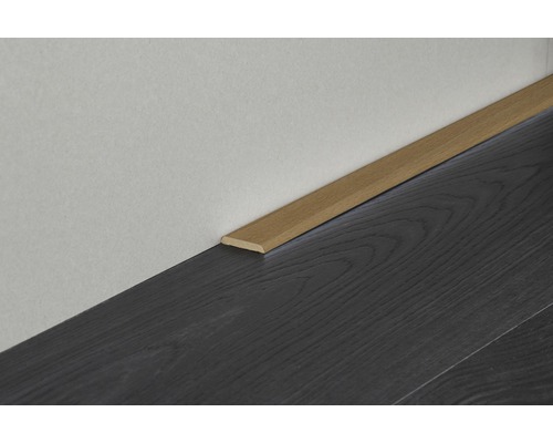 Sockelleiste aus Holz an einer Wand