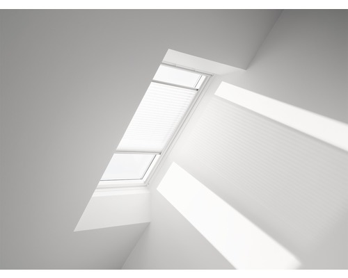 VELUX Plissee-Faltstore weiß manuell FHL C02 1016S Dachfenster mit Plissee in einem hellen Raum