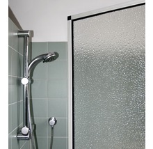 Dusche mit Brausestange und Duschwand