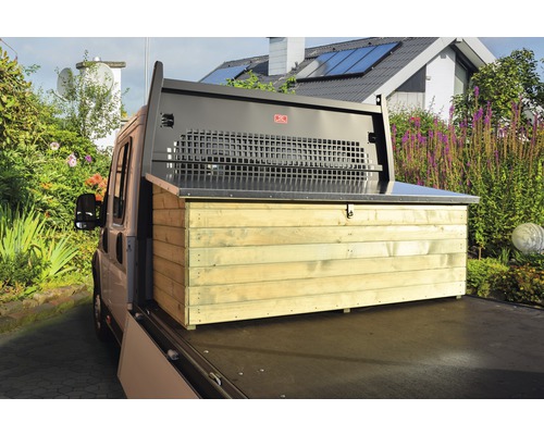 Armoire d'équipement weka 188x78x70 cm traitée en autoclave par imprégnation Coffre de rangement en bois sur une camionnette.