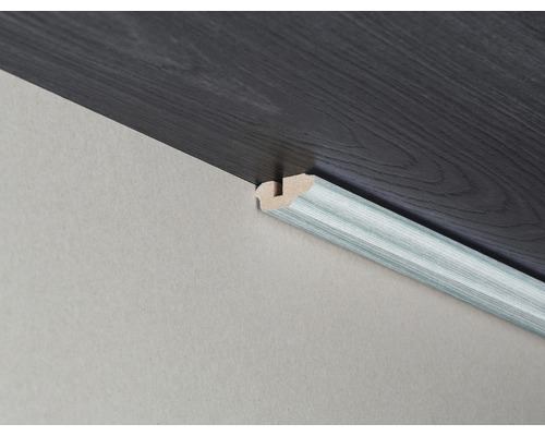 Gros plan d''une plinthe avec sol stratifié