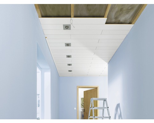 Panneau décoratif Quadro blanc noble 12x147x1200 mm Revêtement de plafond avec spots intégrés et isolation dans un couloir.