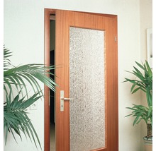 Porte en bois ouverte avec insert en verre dans un espace de vie