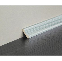 Sockelleiste aus Holz mit Maserung vor Wand und Holzboden