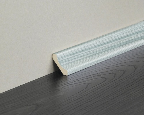 Plinthe en bois avec grain devant un mur et un plancher en bois