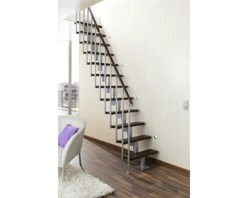 Escalier avec rampe en métal et marches en bois dans un espace de vie moderne