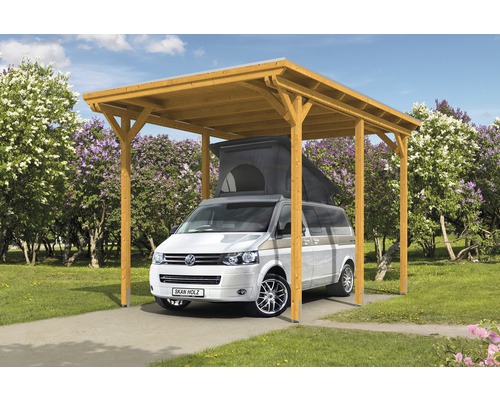 Carport en bois avec voiture dans le jardin