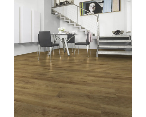 Wohnzimmer mit Holzboden, Esstisch und Treppe