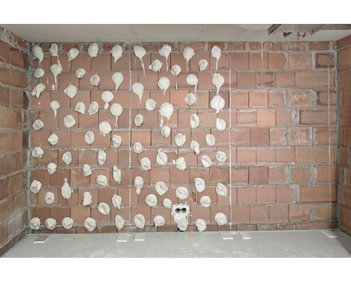 Mur avec des briques et du mortier pour les carreaux