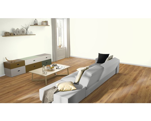 Wohnzimmer mit Sofa, Tisch und Kommode