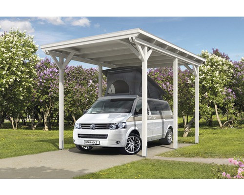 Freistehender Holzcarport mit Auto auf gepflastertem Untergrund vor Bäumen