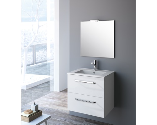 Salle de bains avec meuble sous-lavabo, lavabo, robinet et miroir