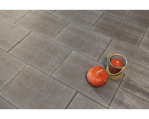 Bodenfliesen in Holzoptik mit Kürbis und Kerze