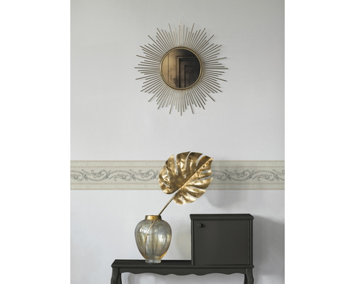 Salon décoratif avec miroir, bordure, vase, feuille et armoire