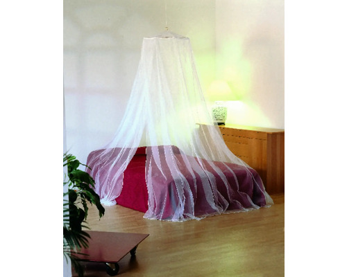 Lit avec moustiquaire dans la chambre