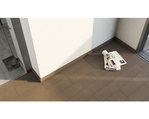 Terrassendielen aus Holz mit Zeitschriften