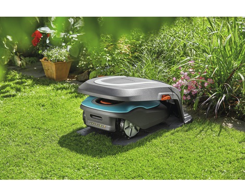 Robot tondeuse Gardena sur une pelouse dans le jardin