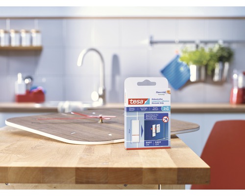 Tesa Klebestreifen Packung auf einem Tisch in einer Küche