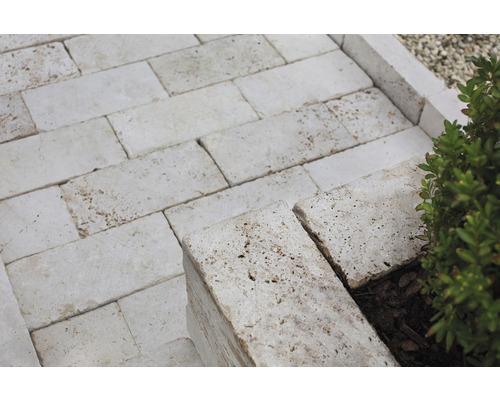 Pose de pavés en travertin à l''extérieur