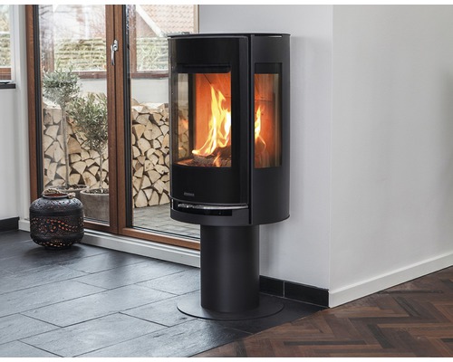 Poêle à bois avec feu de bois dans un espace de vie