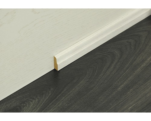 Plinthe en bois sur mur et sol