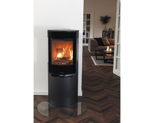 Poêle à bois dans un salon avec du bois qui brûle