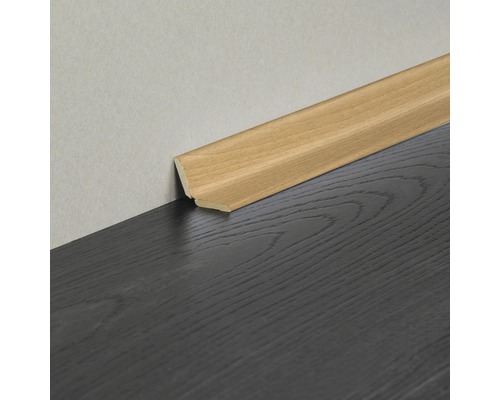 Plinthe en bois montée sur un mur