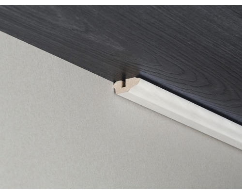 Plinthe en bois sur mur et sol