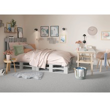Chambre avec lit en palettes, bureau et décorations