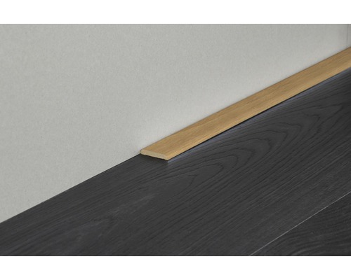 Sockelleiste aus Holz an dunklem Laminatboden