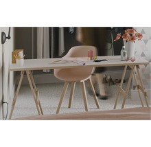 Bureau lumineux avec un bureau sur tréteaux et divers objets de décoration