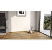 Heller Raum mit Holzboden, Fenster und Dekoration