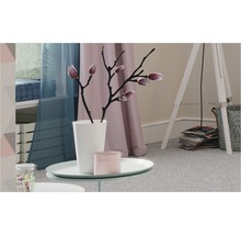 Ambiance d''habitation décorative avec table, lampe et textiles