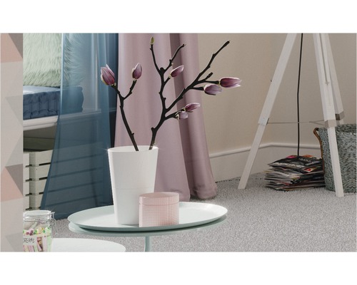 Ambiance d''habitation décorative avec table, lampe et textiles
