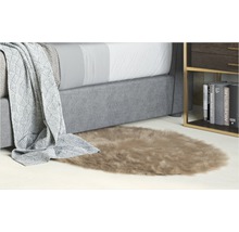 Ambiance décorative de chambre à coucher avec lit, table d''appoint et tapis ovale