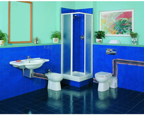 Salle de bain avec douche, toilettes, bidet et lavabo