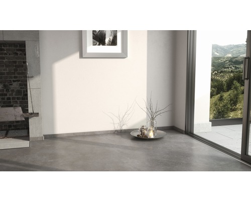 Innenraum mit Kamin, Bild und Fenster zum Garten