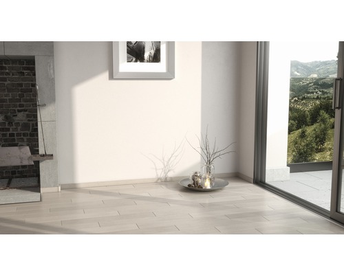 Heller Raum mit Holzboden, Kamin und Terrassentür zum Garten